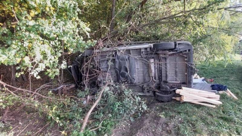 Helyszíni felvételeken látható az oroszlányi baleset, amely során csupán egy torz képződmény maradt a kisbuszból.
