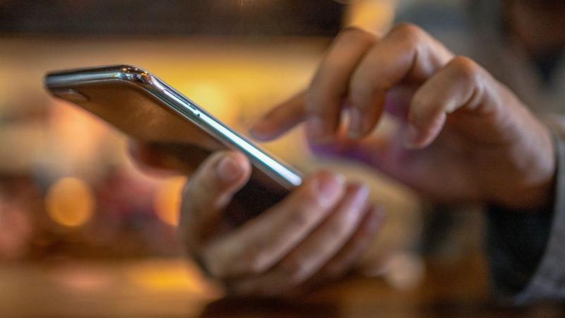 Sokan még mindig ragaszkodnak ahhoz, hogy manuálisan állítsák be az időt, pedig a telefonok már automatikusan alkalmazkodnak az új időzónákhoz!