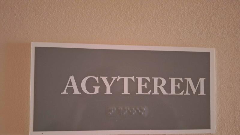 Agyterem, láncolt zongoraszék és egy 