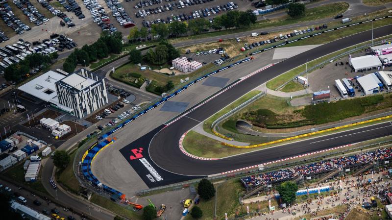 Időkapszulát helyeztek el a Hungaroring vadonatúj főépületének alapjai között.