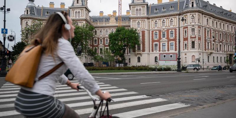 Budapesten egykoron létezett egy tér, amelyet Hitler térnek hívtak. Ez a név a történelem egy sötét időszakára emlékeztetett, amely számos esemény és emlékhely színhelyévé vált a város életében. A tér elnevezése tükrözte a politikai viszonyokat és a társa