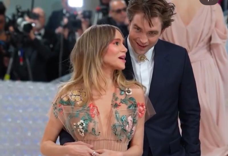 Robert Pattinson és Suki Waterhouse titkos esküvője bejelentésre került: kimondták az IGENT! A hírek szerint a pár a közelmúltban, csendben és diszkréten kötötte össze az életét, így egy újabb fejezet kezdődött számukra. Az esemény részletei még nem nyilv