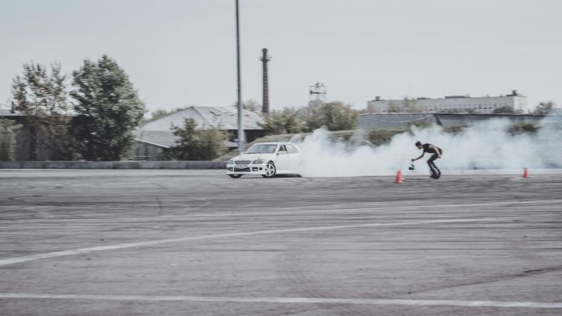 Súlyos baleset történt a driftelés során, amikor egy férfi véletlenül tragikus módon életét vesztette barátjának. A szórakozásnak indult autós mutatvány végzetes fordulatot vett, és a baráti kötelék örökre megváltozott.