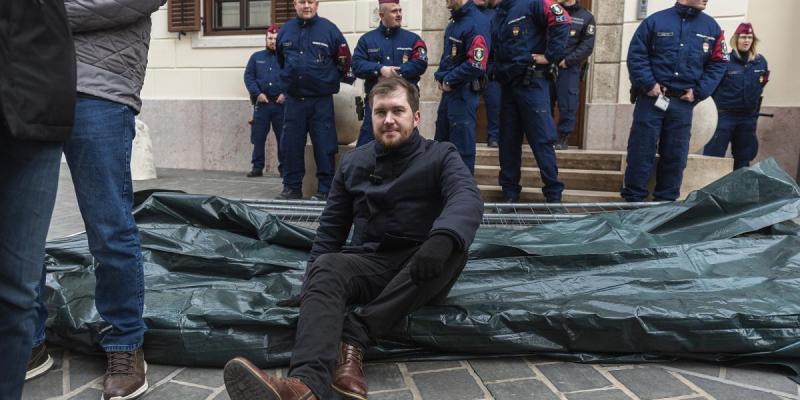 Gelencsér Ferenc nem kapja meg a rendőrség idéző levelét, mivel a postai szolgáltatások hiányosságai miatt nincs elegendő postás, aki kézbesítse azt.