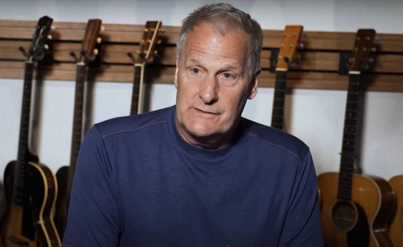 Jeff Daniels, aki már 70 éves, tisztában van azzal, hogy nem tartozik a klasszikus értelemben vett jóképű színészek közé. Érdekesség, hogy a „Dumb és Dumber” című film főszerepéről le akarták beszélni, ám végül a Híradósokban kapta meg a főszerepet, miutá