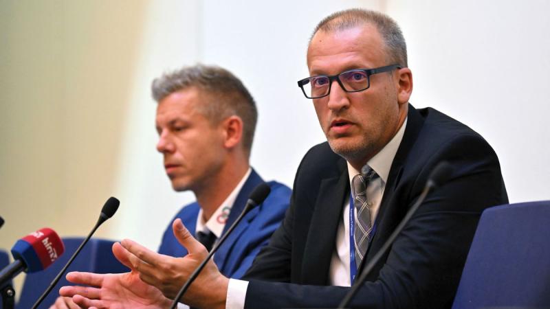 Móna Márk: Tarr Zoltán pápai látogatása

Tarr Zoltán, a közéleti szereplő, nemrégiben különleges találkozóban részesült: személyesen találkozott a pápával. Az esemény nemcsak számára volt felejthetetlen, hanem a közösség számára is, hiszen ez a találkozó 