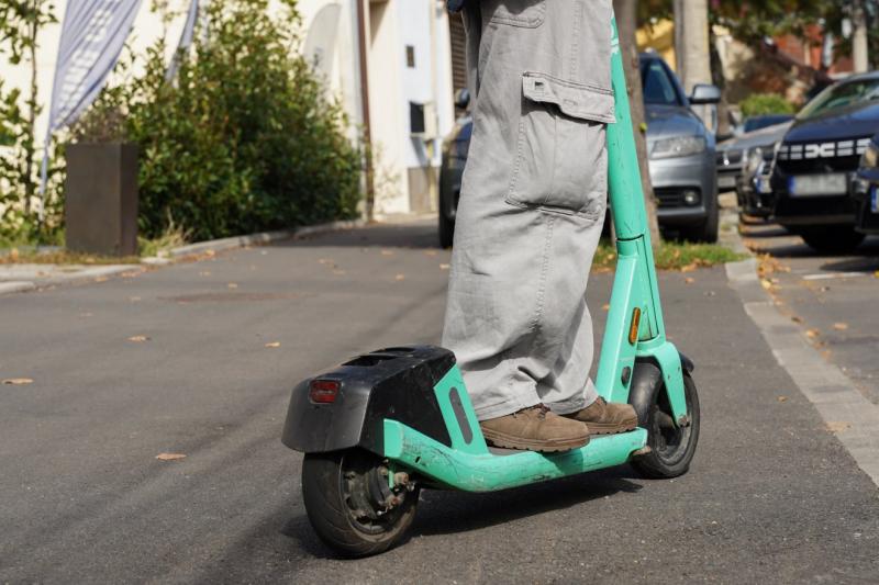 Jogosítványt vezetnének be az elektromos rollerek és kerékpárok használatához | Krónika

Új szabályozási javaslat került napirendre, mely szerint a közlekedési hatóságok a jövőben jogosítványt követelnének meg az elektromos rollerek és kerékpárok használa