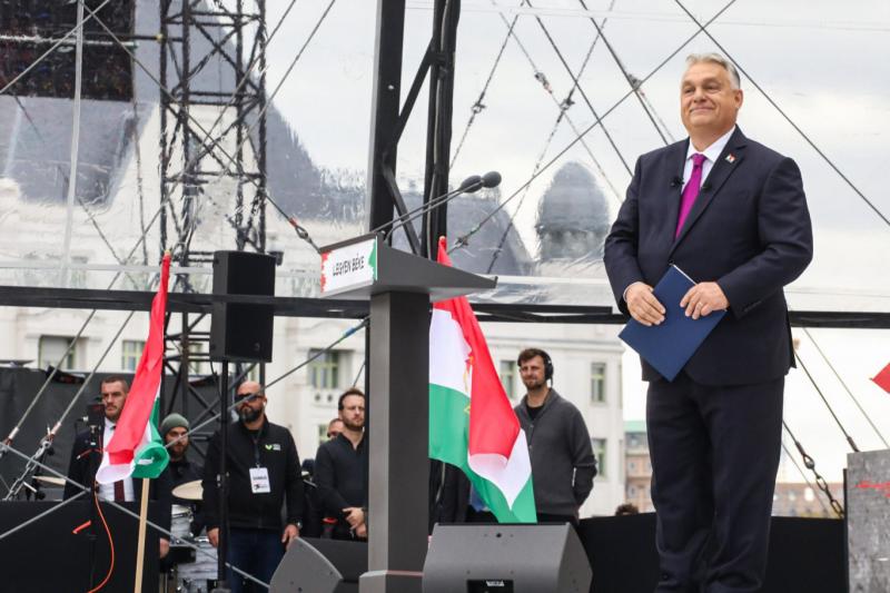 Orbán Viktor ünnepi beszéde mindig is jelentős esemény volt a politikai életben, ahol a miniszterelnök nemcsak a múlt eredményeit, hanem a jövőbeli célokat is hangsúlyozza. Ezek az alkalmak gyakran tele vannak érzelmekkel, és a nemzeti összetartozás fonto