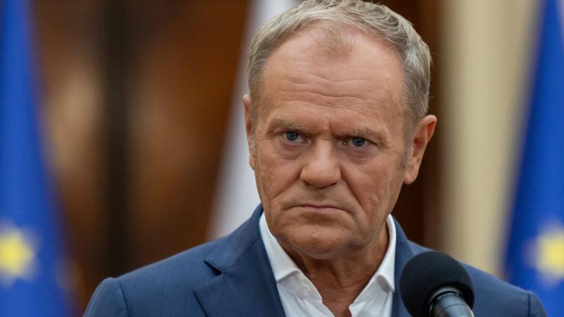 Donald Tusk jelentős bejelentést tett, amely felkeltette a figyelmet – most pedig kiderült, ki határozta meg az ellenség képét.