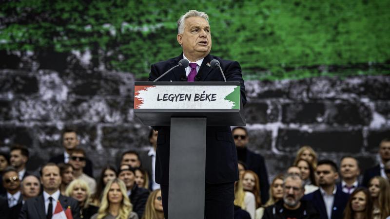 Orbán Viktor várhatóan hétfőn találkozik Giorgia Melonival és XIV. Leó pápával is, ami izgalmas eseményeket ígér a politikai színtéren.