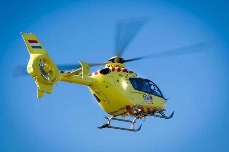 Hodászon egy tragikus baleset történt, amikor egy hároméves kisgyermeket elgázoltak. A kisfiút sürgősen mentőhelikopterrel szállították kórházba, hogy megkapja a szükséges orvosi ellátást.